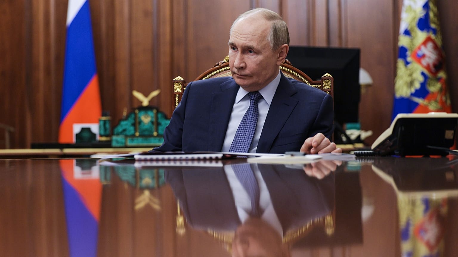 Presidente russo Vladimir Putin ouve o chefe do Serviço Federal de Supervisão dos Recursos Naturais durante reunião no Kremlin, em Moscovo