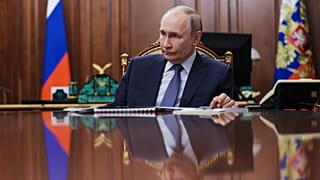 Presidente russo Vladimir Putin ouve o chefe do Serviço Federal de Supervisão dos Recursos Naturais durante reunião no Kremlin, em Moscovo
