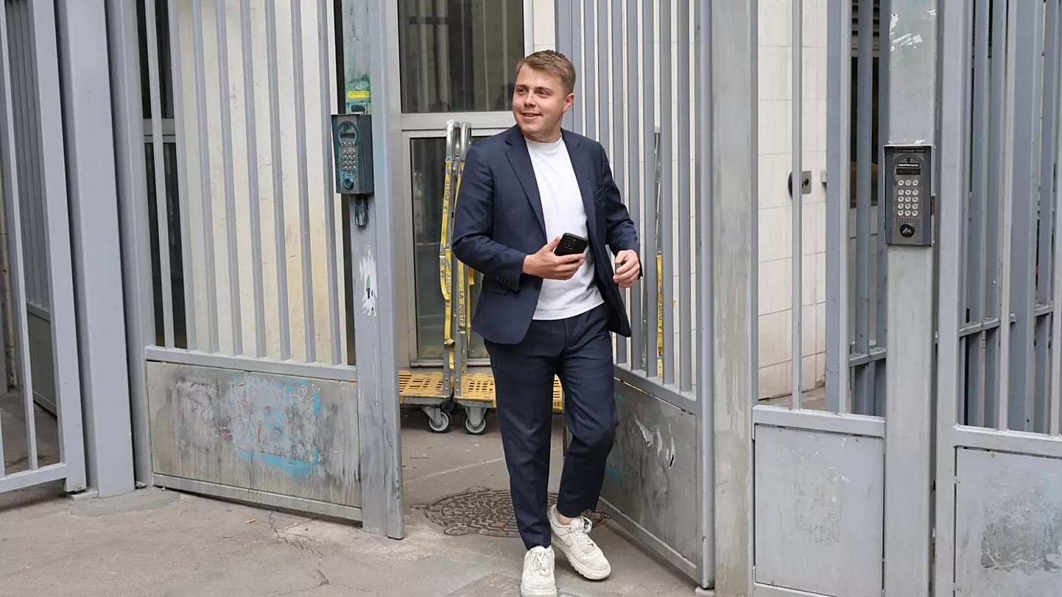 FILE – Il membro del partito France Insoumise, Louis Boyard, lascia la sede del partito lunedì 8 luglio 2024 a Parigi, Francia.