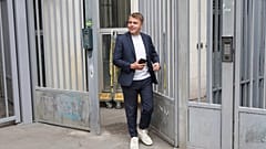 FILE – Il membro del partito France Insoumise, Louis Boyard, lascia la sede del partito lunedì 8 luglio 2024 a Parigi, Francia.