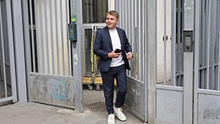 FILE – Il membro del partito France Insoumise, Louis Boyard, lascia la sede del partito lunedì 8 luglio 2024 a Parigi, Francia.