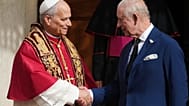 Papst Leo XIV (Mitte) jubelt mit Großbritanniens König Charles der Dritte im St.-Damasus-Hof im Vatikan.