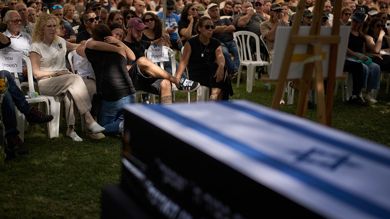 صورة تعبيرية لأقارب وأصدقاء يحضرون جنازة الرهينة القتيل رونين إنجل بعد إعادة جثته من غزة كجزء من اتفاق وقف إطلاق النار بين إسرائيل وحماس