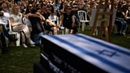 صورة تعبيرية لأقارب وأصدقاء يحضرون جنازة الرهينة القتيل رونين إنجل بعد إعادة جثته من غزة كجزء من اتفاق وقف إطلاق النار بين إسرائيل وحماس