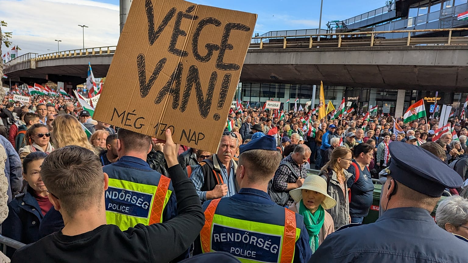 Ellentüntető a békemeneten