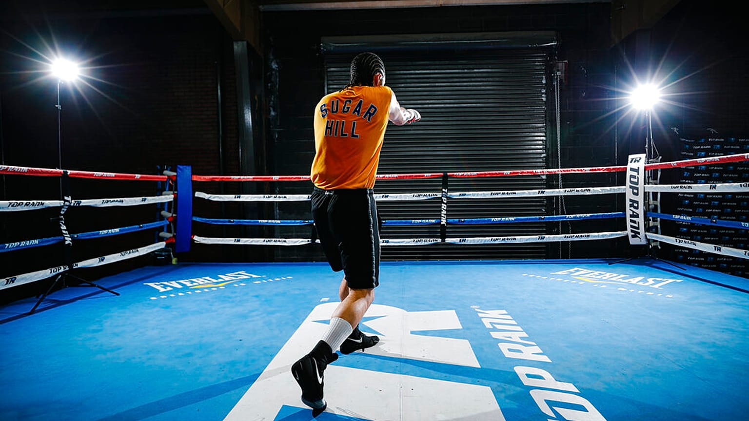 شاب يتدرب في صالة توب رانك الرياضية، يوم الاثنين ١٢ يوليو ٢٠٢١، في لاس فيغاس، نيفادا.