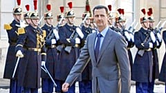 صورة للرئيس السوري السابق بشار الأسد يصل إلى قصر الإليزيه في باريس للقاء الرئيس الفرنسي نيكولا ساركوزي