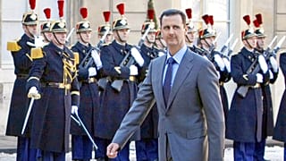 صورة للرئيس السوري السابق بشار الأسد يصل إلى قصر الإليزيه في باريس للقاء الرئيس الفرنسي نيكولا ساركوزي