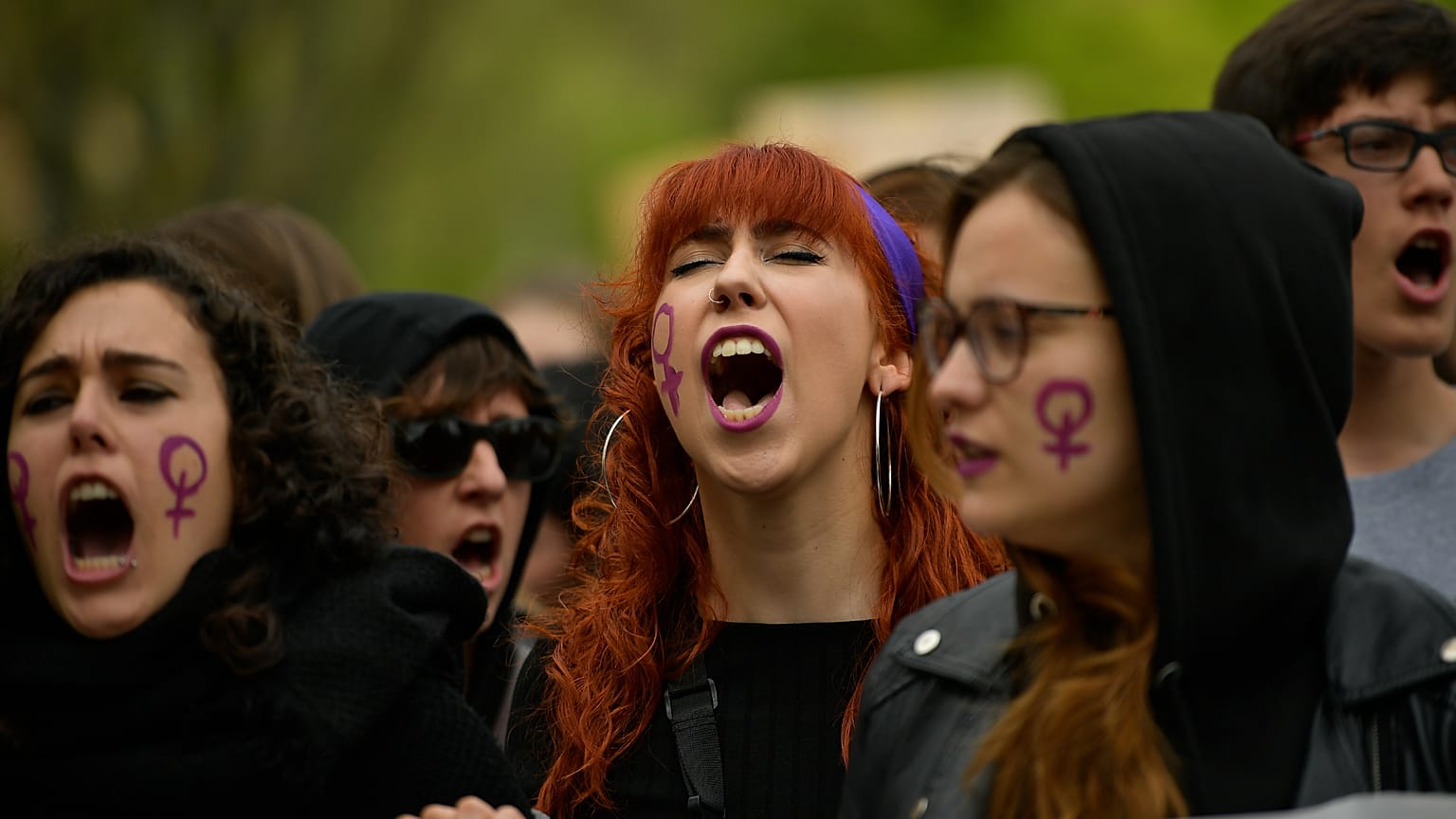 Γυναίκες φωνάζουν συνθήματα κατά τη διάρκεια φεμινιστικής διαμαρτυρίας στην Παμπλόνα, την πόλη των γεγονότων, μετά από άλλη μια υπόθεση σεξουαλικής κακοποίησης (La Manada) στις 28 Απριλίου 2018.