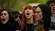 Varias mujeres corean eslóganes durante una protesta feminista en Pamplona, ciudad de los hechos, tras otro caso de abuso sexual (La Manada) el 28 de abril de 2018