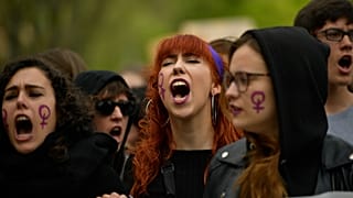 Varias mujeres corean eslóganes durante una protesta feminista en Pamplona, ciudad de los hechos, tras otro caso de abuso sexual (La Manada) el 28 de abril de 2018
