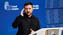 Президент Украины Владимир Зеленский выступает на пресс-конференции в рамках саммита ЕС в Брюсселе, 23 октября 2025 года.