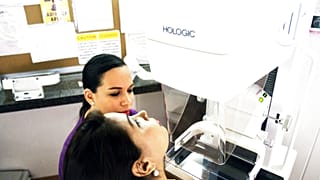 أخصائية تصوير الثدي في منظمة "مامو أون ذا موف، ألما غارسيا، تشرح عملية تصوير الثدي بالأشعة السينية يوم الاثنين، 18 سبتمبر/أيلول 2017.