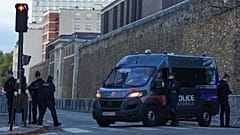 Ein Polizeiwagen parkt vor dem Sante-Gefängnis in Paris, 21. Oktober 2025