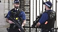 يقف ضباط الشرطة حراسًا خارج مبنى البرلمان في لندن، يوم الاثنين، 25 سبتمبر/أيلول 2023. 