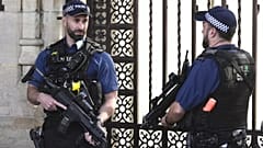 يقف ضباط الشرطة حراسًا خارج مبنى البرلمان في لندن، يوم الاثنين، 25 سبتمبر/أيلول 2023. 