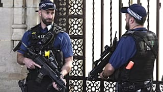 يقف ضباط الشرطة حراسًا خارج مبنى البرلمان في لندن، يوم الاثنين، 25 سبتمبر/أيلول 2023. 