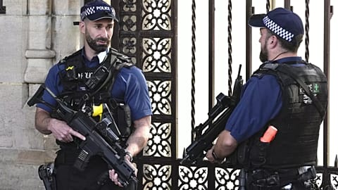 يقف ضباط الشرطة حراسًا خارج مبنى البرلمان في لندن، يوم الاثنين، 25 سبتمبر/أيلول 2023.