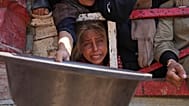 فلسطينيون يكافحون للحصول على الطعام المتبرع به في مطبخ مجتمعي بمدينة غزة، شمال قطاع غزة، 26 يوليو 2025. (صورة أسوشيتد برس/عبد الكريم حنا)