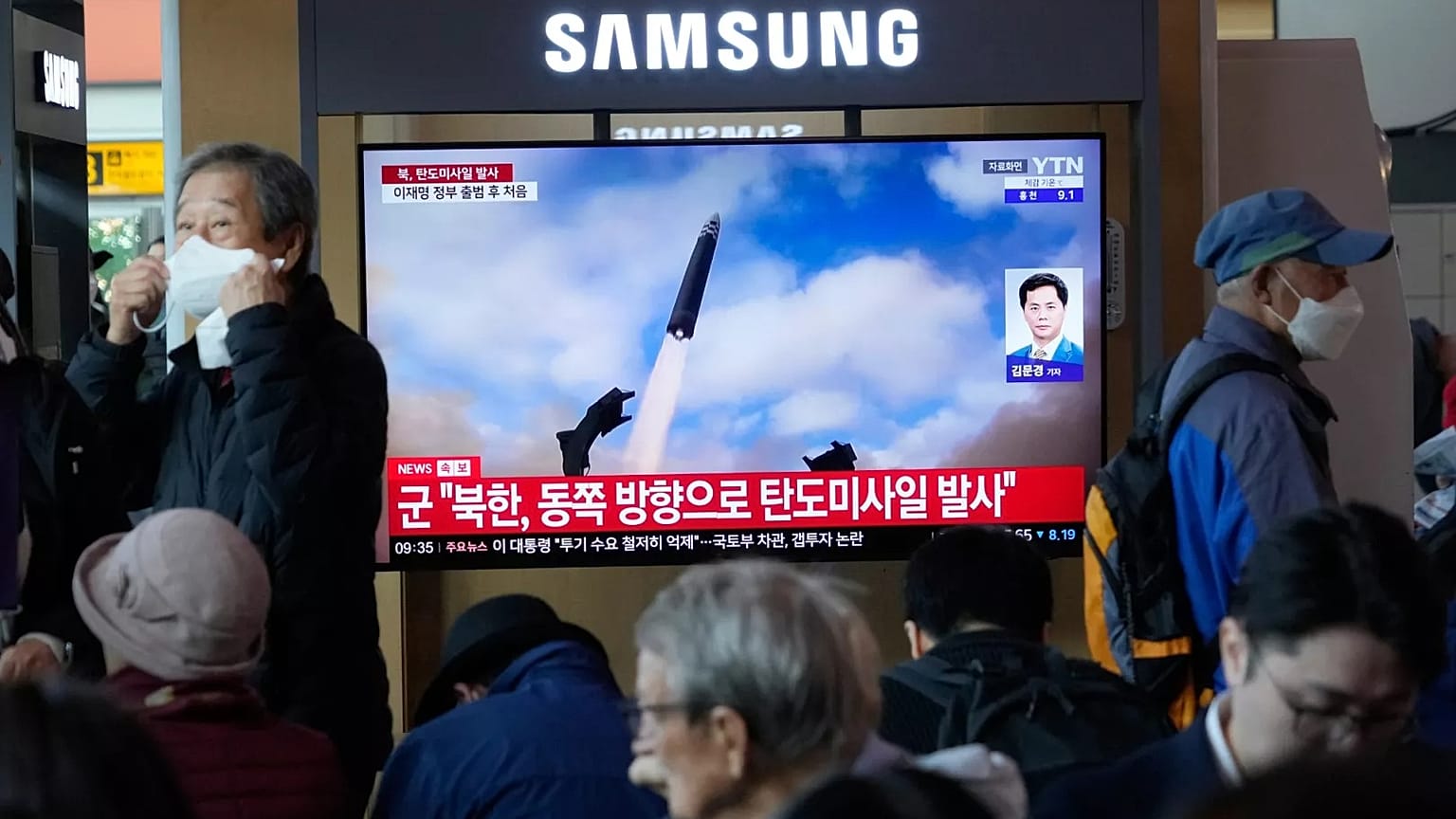 A TV screen shows a file image of North Korea's missile launch during a news programme at Seoul Railway Station, 22 October, 2025