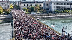 Auf diesem von einer Drohne aufgenommenen Bild sind Teilnehmer des Friedensmarsches zu sehen, der vom regierungsfreundlichen Civil Unity Forum (COF) und dessen Stiftung Civil Unity Public Benefit Foundat