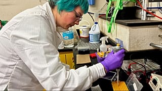 صورة تعبيرية لباحثة ما بعد الدكتوراه تدرس الأمراض المعدية، تعمل في مختبر بجامعة كاليفورنيا