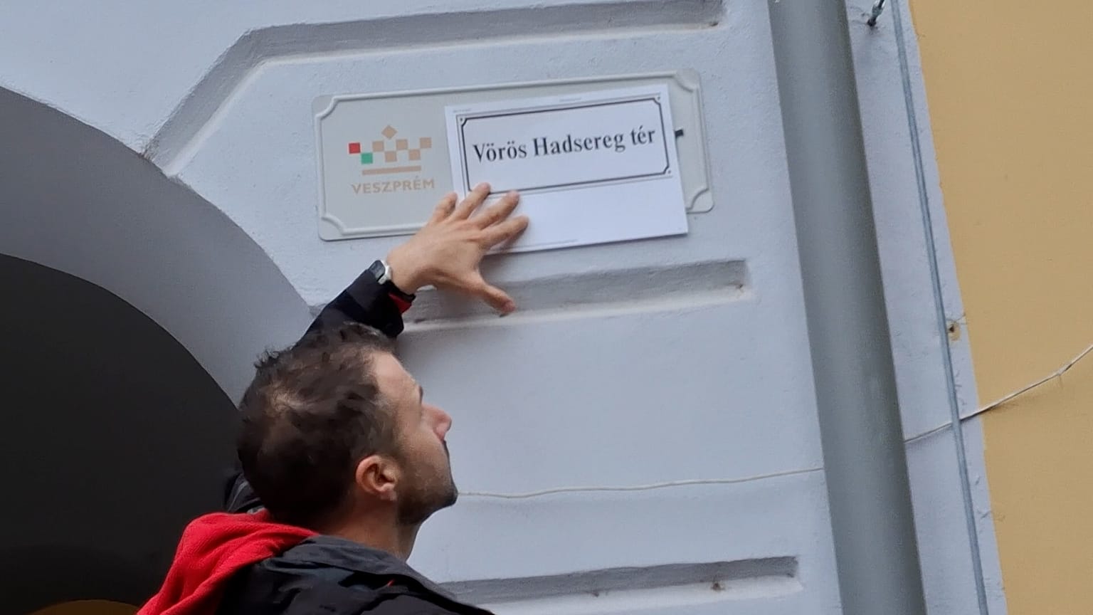 Vörös Hadsereg tér lett a veszprémi Óváros térből az MKKP rendezvényén