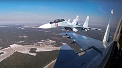 Des chasseurs Su-30 des forces aériennes russes et biélorusses effectuent une mission conjointe lors des exercices militaires Union Courage-2022, 17 février 2022.