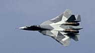 Ein russischer zweimotoriger Kampfjet vom Typ T-50 fliegt bei einer Luft- und Raumfahrtmesse.  Archivfoto