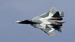 Ein russischer zweimotoriger Kampfjet vom Typ T-50 fliegt bei einer Luft- und Raumfahrtmesse.  Archivfoto