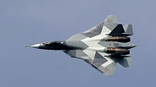 Ein russischer zweimotoriger Kampfjet vom Typ T-50 fliegt bei einer Luft- und Raumfahrtmesse.  Archivfoto