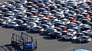 في هذه الصورة الأرشيفية الملتقطة في 20 ديسمبر/كانون الأول 2012، تظهر سيارات مُخصصة للتصدير متوقفة في ميناء يوكوهاما، جنوب طوكيو. 