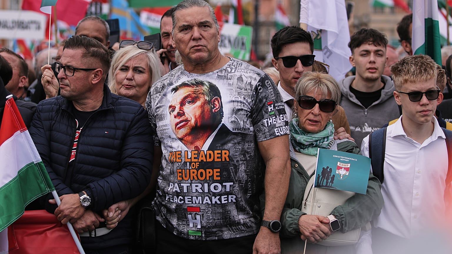 Des supporters de Viktor Orbán assistent à un rassemblement du Fidesz à Budapest, le 23 octobre 2025
