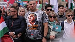 Des supporters de Viktor Orbán assistent à un rassemblement du Fidesz à Budapest, le 23 octobre 2025