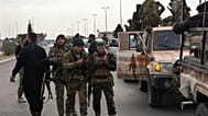 Suriyeli militanlar, Şam kentinde bir otoyolda devriye gezerken, 26 Aralık 2024