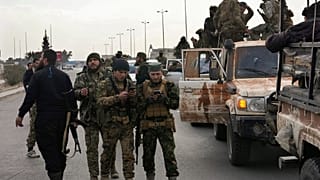 Suriyeli militanlar, Şam kentinde bir otoyolda devriye gezerken, 26 Aralık 2024