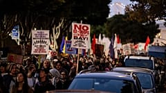 Εκατοντάδες άνθρωποι πραγματοποιήσαν συγκεντρώσεις στο Σαν Φρανσίσκο, το βράδυ της Πέμπτης, κατά της μεταναστευτικής πολιτικής του Προέδρου Ντόναλντ Τραμπ