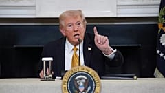 Donald Trump beantwortet Fragen von Reportern während eines Rundtischgesprächs über kriminelle Kartelle im State Dining Room des Weißen Hauses, Donnerstag, 23. Oktober 2025.