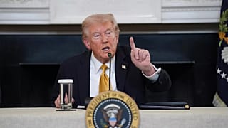Donald Trump odpowiada na pytania dziennikarzy podczas okrągłego stołu na temat karteli przestępczych w jadalni państwowej Białego Domu, czwartek, 23 października 2025 r.