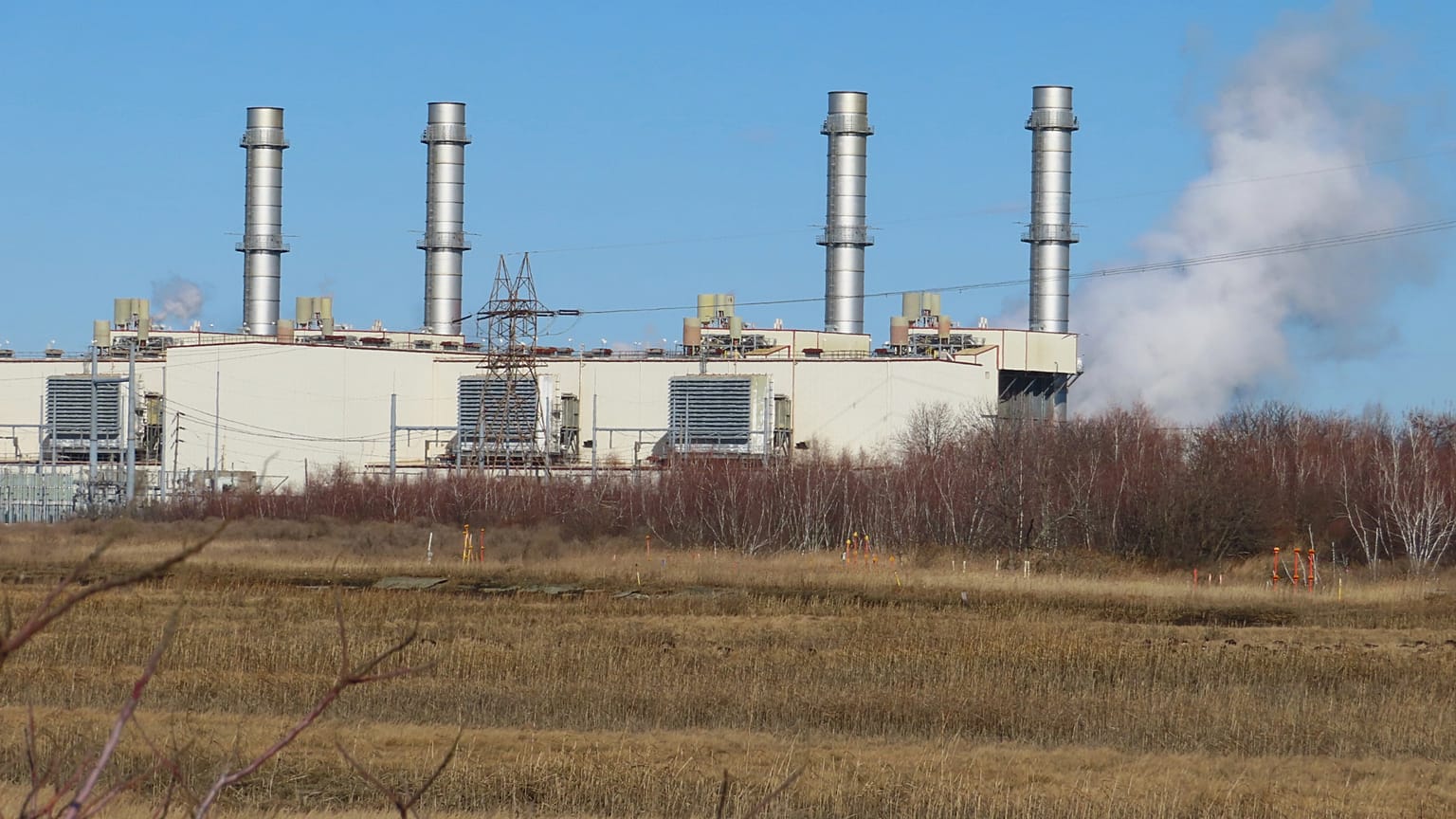 Ein gasbefeuertes Kraftwerk ist am 29. Februar 2024 in Linden, New Jersey, in Betrieb.