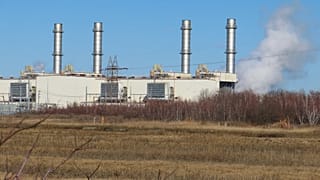 Ein gasbefeuertes Kraftwerk ist am 29. Februar 2024 in Linden, New Jersey, in Betrieb.