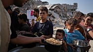 فلسطينيون يتسلّمون مساعدات غذائية في مدينة غزة، الخميس 23 تشرين الأول/أكتوبر 2025.