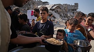 فلسطينيون يتسلّمون مساعدات غذائية في مدينة غزة، الخميس 23 تشرين الأول/أكتوبر 2025.