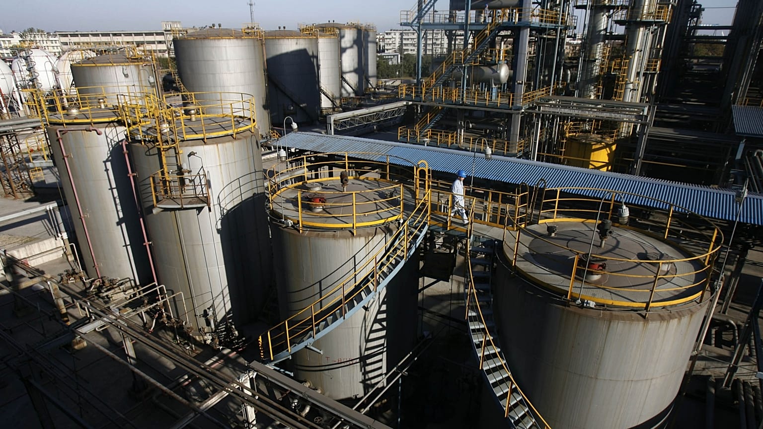 Archív fotó: a Sinopec olajfinomító a közép-kínai Vuhanban