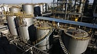 Archív fotó: a Sinopec olajfinomító a közép-kínai Vuhanban