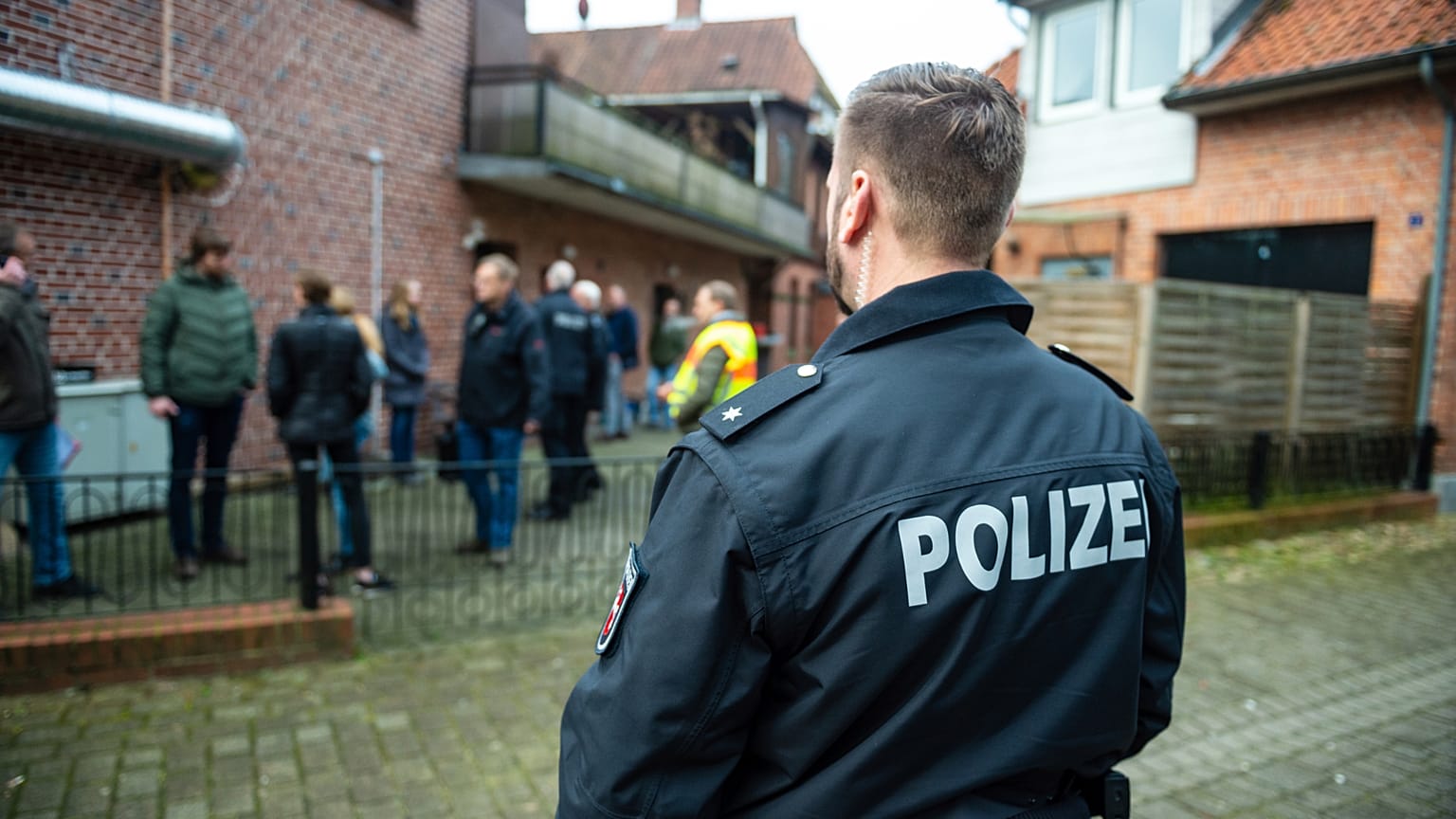 Archiv. Ein Polizist nimmt an einer Razzia gegen Betrugsdelikte in Wriedel, Deutschland, am Mittwoch, den 27. März 2019, teil.