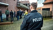 Archiv. Ein Polizist nimmt an einer Razzia gegen Betrugsdelikte in Wriedel, Deutschland, am Mittwoch, den 27. März 2019, teil.