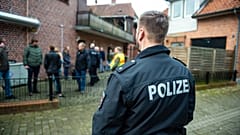 Archiv. Ein Polizist nimmt an einer Razzia gegen Betrugsdelikte in Wriedel, Deutschland, am Mittwoch, den 27. März 2019, teil.