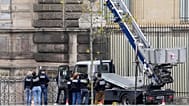 Αστυνομικοί εργάζονται δίπλα σε καλαθοφόρο ανυψωτικό που χρησιμοποίησαν οι κλέφτες στο Μουσείο του Λούβρου στο Παρίσι. 19 Οκτωβρίου 2025.