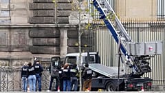 Polizisten arbeiten an einem Hubsteiger, den Diebe am Louvre-Museum in Paris benutzten. 19. Oktober 2025.